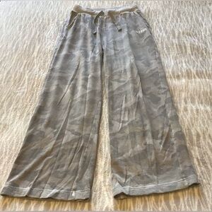 ✨✨ Old Navy Camo Pants Size M ✨✨